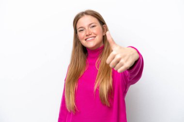 Beyaz arka planda izole edilmiş beyaz bir kadın. Başparmakları havada. Çünkü iyi bir şey oldu.