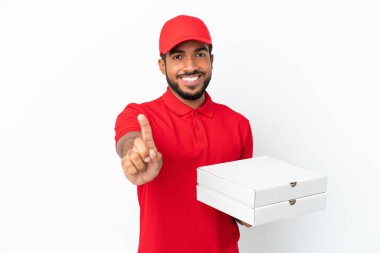 Pizza teslimatçısı beyaz arka planda izole edilmiş pizza kutularını alıyor ve parmağını kaldırıyor.