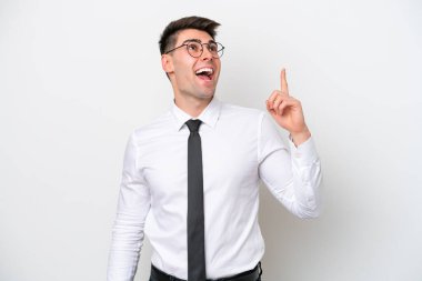 Beyaz arka planda izole edilmiş beyaz iş adamı yukarı işaret ediyor ve şaşırıyor