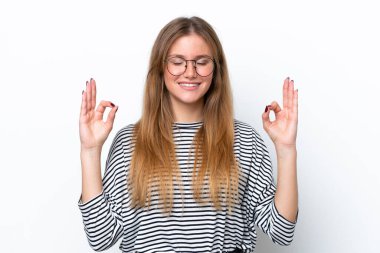 Beyaz arka planda Zen pozisyonunda beyaz tenli genç bir kadın.