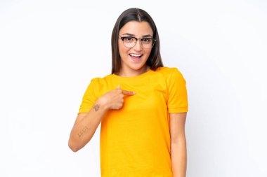 Beyaz arka planda yüzü sürpriz bir ifadeyle izole edilmiş beyaz bir kadın.