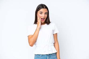 Beyaz arka planda, şaşırmış ve şok olmuş yüzü olan beyaz bir kadın.