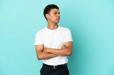 Genç Afro-Amerikan adam mavi arka planda izole edilmiş.