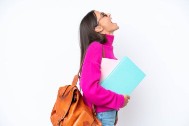 Beyaz arka planda izole edilmiş genç bir bayan. Yan yana gülüyor.