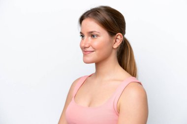 Beyaz arka planda soyutlanmış beyaz bir kadın. Portre