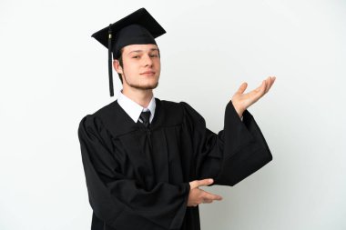 Beyaz arka planda izole edilmiş genç Rus üniversite mezunu davet edilmek için ellerini yana uzatıyor.