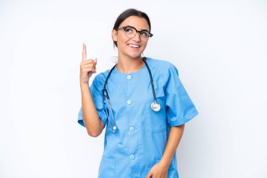 Genç hemşire kadın beyaz arka planda izole edilmiş ve şaşırmış.