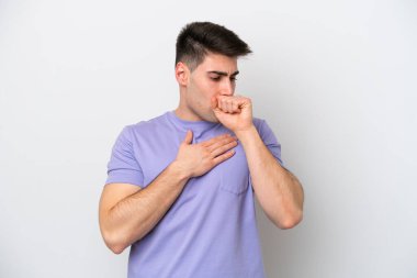 Beyaz arka planda izole edilmiş genç beyaz adam çok öksürüyor.