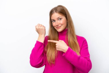 Beyaz arka planda izole genç beyaz kadın geç kalma jesti yapıyor