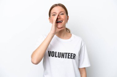 Beyaz arka planda izole edilmiş genç gönüllü bir kadın ağzı açık bağırıyor.