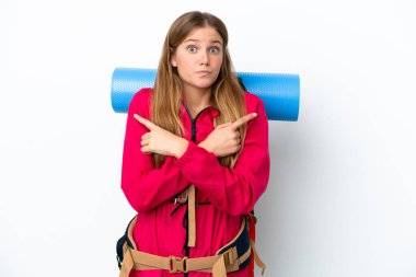 İzole edilmiş beyaz arka planı olan büyük bir sırt çantasıyla genç dağcı kız...