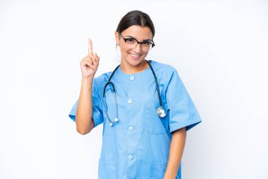 Genç hemşire kadın beyaz arka planda izole edilmiş ve en iyinin işareti olarak parmağını kaldırıyor.