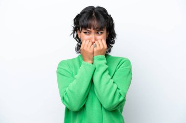 Beyaz arka planda izole edilmiş genç Arjantinli kadın gergin ve korkmuş, elleriyle suni teneffüs yapıyor.