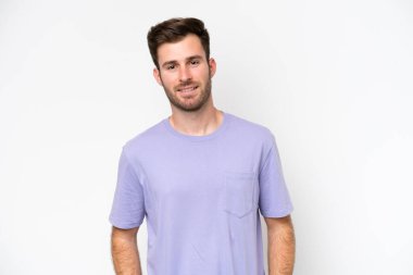Beyaz arka planda izole edilmiş genç beyaz adam gülüyor.