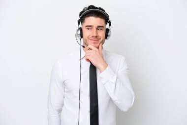 Tele pazarlamacı beyaz arka planda izole edilmiş beyaz bir adam yana bakıyor ve gülümsüyor.