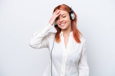 Beyaz arka planda izole edilmiş bir kulaklıkla çalışan pazarlamacı Rus kız bir şey fark etti ve çözüme niyetlendi.