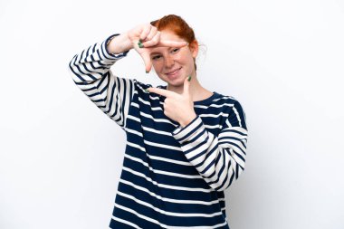 Beyaz arka planda yüzü odaklanan genç, kırmızımsı bir kadın. Çerçeve sembolü