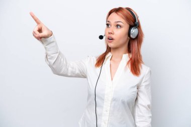 Beyaz arka planda izole edilmiş bir kulaklıkla çalışan pazarlamacı Rus kız.