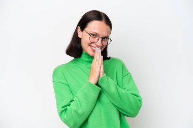 Beyaz arka planda izole edilmiş genç beyaz kadın avuç içlerini bir arada tutuyor. İnsan bir şey ister.