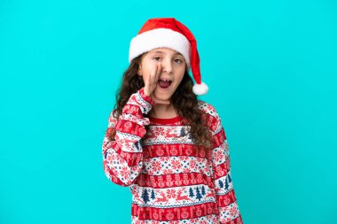 Mavi arka planda izole edilmiş, ağzı açık bağıran küçük bir Kafkasyalı.