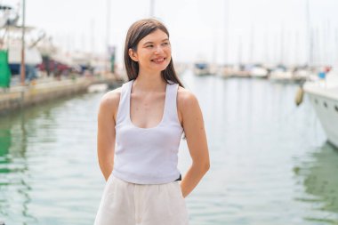 Açık havada genç ve güzel bir kadın. Portre