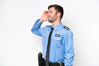 Beyaz arka planda izole genç bir beyaz adam bir şey fark etti ve çözüme niyetlendi.