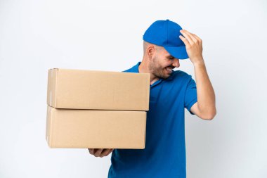 Beyaz arka planda izole edilmiş beyaz bir adam bir şey fark etti ve çözüme niyetlendi.