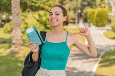 Dışarıda pasaportu olan genç ve güzel bir kadın gururlu ve kendini beğenmiş.