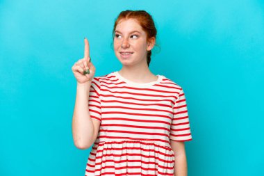 Mavi arka planda izole edilmiş genç, kırmızımsı bir kadın parmağını kaldırarak çözümü anlamaya çalışıyor.