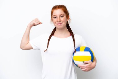 Beyaz arka planda izole bir şekilde voleybol oynayan beyaz tenli genç bir kadın güçlü bir jest yapıyor.