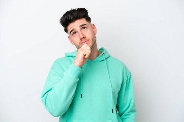 Beyaz arka planda izole edilmiş genç beyaz bir adam var.