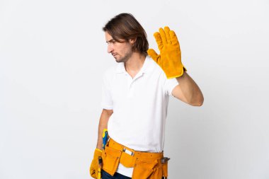 Genç elektrikçi, izole edilmiş arka planda durma hareketi yapıyor ve hayal kırıklığına uğruyor.