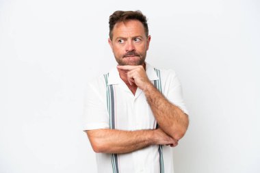 Beyaz arka planda soyutlanmış orta yaşlı beyaz bir adamın şüpheleri ve düşünceleri var.
