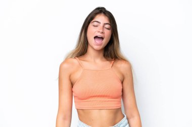 Beyaz arka planda izole edilmiş beyaz bir kadın ağzı açık bağırıyor.