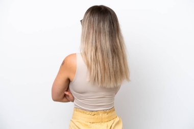 Genç Romen kadın arka planda beyaz arka planda izole edildi