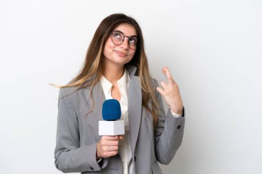 Beyaz arka planda izole edilmiş beyaz bir televizyon sunucusu olan genç kadın şans diliyor ve en iyisini diliyor.