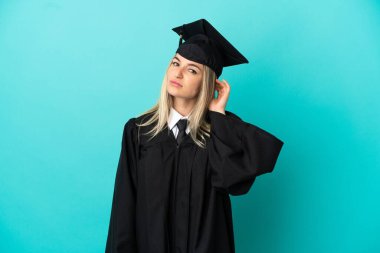 Tecrit edilmiş mavi arka planda genç üniversite mezunu