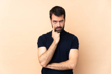 Kafkas yakışıklı bir adam izole edilmiş bir geçmişi var.