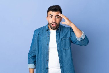 İzole edilmiş mavi arka plan üzerinde beyaz bir adam bir şey fark etti ve çözüme niyetlendi.