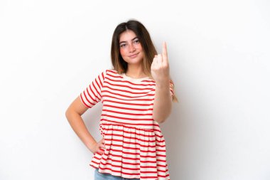 Beyaz arka planda izole genç beyaz kadın geliyor.