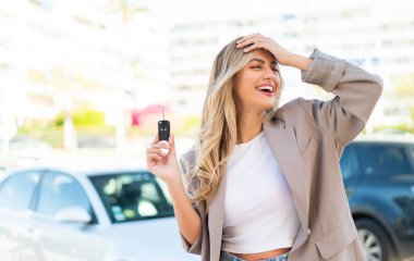 Güzel sarışın Uruguaylı kadın arabanın anahtarlarını açık havada tutarken bir şey fark etti ve çözüme niyetlendi.