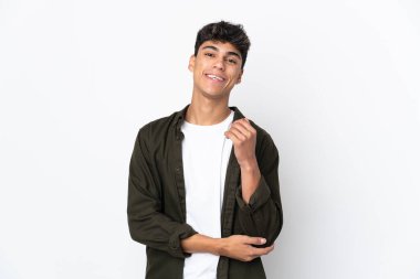 Genç adam izole edilmiş beyaz arka plan gülüyor.