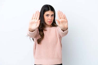 Beyaz arka planda izole edilmiş genç bir İtalyan kadın dur hareketi yapıyor ve hayal kırıklığına uğruyor.