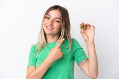 Elinde beyaz arka planda izole edilmiş Bitcoin tutan genç Romen kadın
