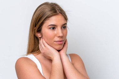 Beyaz arka planda soyutlanmış beyaz bir kadın. Portreyi kapat