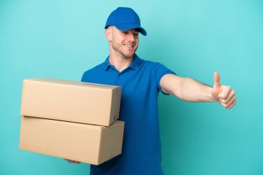Teslimat yapan beyaz adam mavi arka planda izole edildi.
