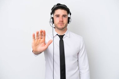 Tele pazarlamacı beyaz arka planda izole edilmiş beyaz adam dur hareketi yapıyor.