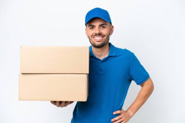 Beyaz arka planda izole edilmiş beyaz bir adam. Kolları kalçasında ve gülümsüyor.