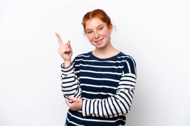 Beyaz arka planda soyutlanmış, mutlu ve dik duran genç bir kadın.