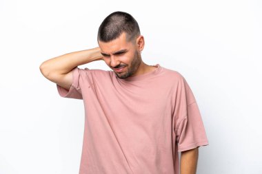 Beyaz arka planda boynu ağrıyan genç beyaz bir adam.